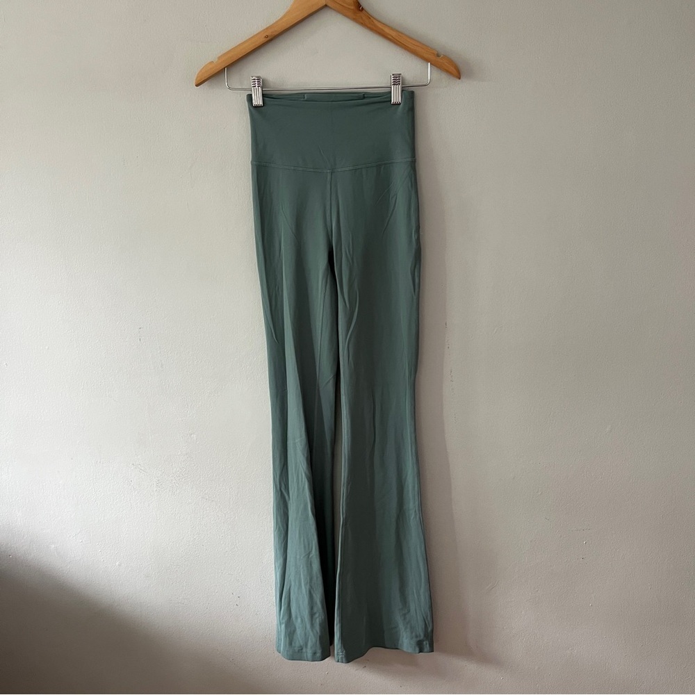 Lululemon Groove SHR Nulu Flared Pant Size 2 Sage Green